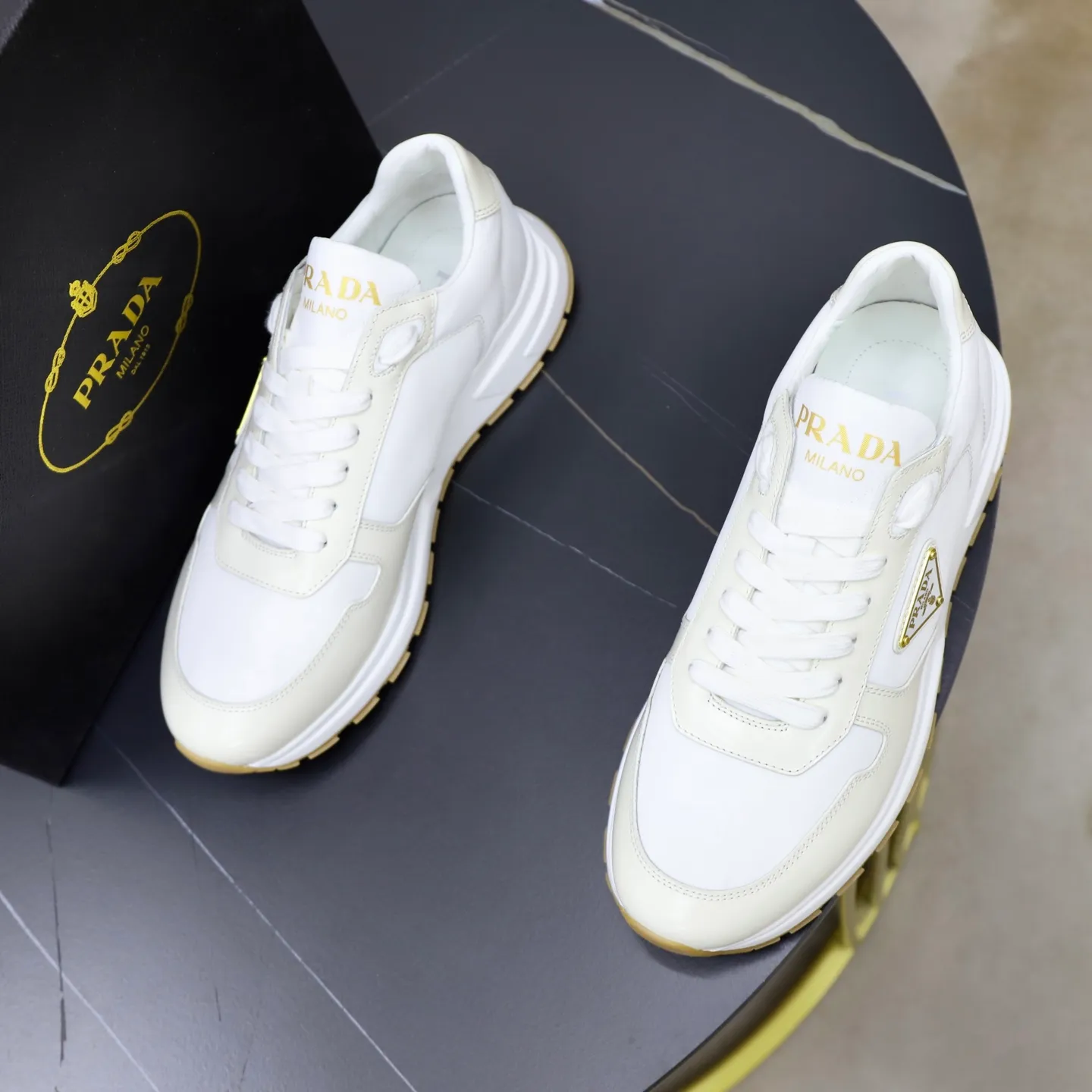 Factory price: 600💰Top original order Brand: PRADA (Prada) Standard code: Men's size 38/44 (45 can be customized) Grade: Same as the official website Material: Original cowhide stitched with imported cloth, cowhide lining, original combination of two-color wear-resistant soft outsole Style category: casual sports version, young fashion, European and American trend, British style Color: actual picture color